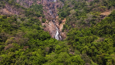 Dudhsagar-Falls,-Mar-De-Leche,-Cascada-De-Cuatro-Niveles-En-El-Río-Mandovi,-Sur-De-Goa,-India