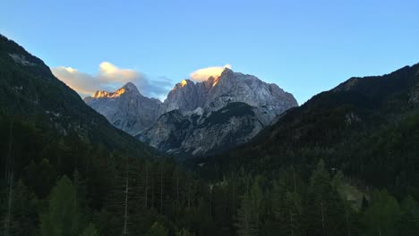 Picos-Montañosos-Icónicos-De-Los-Alpes-En-Eslovenia,-Vista-Aérea-De-Drones