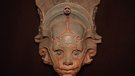Escultura-De-Máscara-Facial-Dramática-Del-Futuro-Antiguo,-Juego-De-Sombras-Y-Luces
