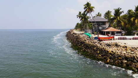 Malerische-Aussicht-Auf-Kokospalmen-Und-Häuser-Am-Strand-An-Einem-Tropischen-Tag-In-Indien