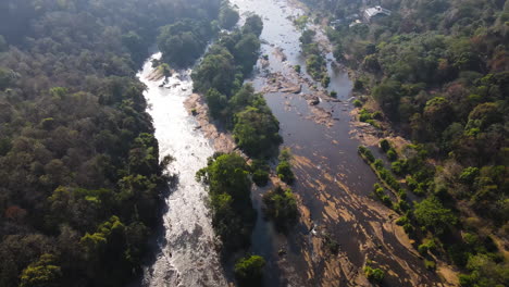 Luftaufnahme-Des-Chalakkudy-Flusses-In-Der-Nähe-Der-Athirapilly-Wasserfälle-Im-Bezirk-Thrissur-In-Kerala,-Indien