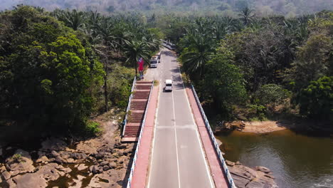 Van-Traveling-Across-Vettilapara-Bridge-Over-Chalakkudy-River-In-Thrissur-District,-Kerala,-India