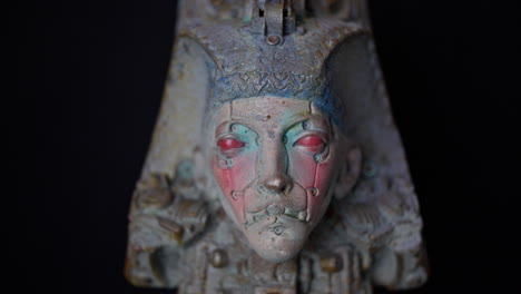 Antike,-Zukünftige-ägyptische-Inspirierte-Rotäugige-Gesichtsskulptur,-Sehr-Detailliert,-4k