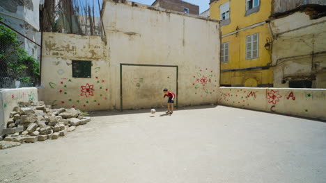 Niños-Jugando-Al-Fútbol-En-Un-Edificio-Abierto-En-El-Casco-Antiguo-De-Argel,-En-Argelia.