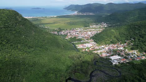 Insel-Santa-Catarina,-Florianópolis,-Brasilien,-Malerische-Landschaft-Im-Süden-Der-Insel-Mit-Blick-Auf-Die-Berge-Und-Drohne-Mit-Luftaufnahmen-Des-Dorfes