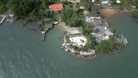 Drone-Aéreo-Vuela-Sobre-La-Bahía-De-Agua-En-La-Playa-De-Santa-Catarina-Destino-Turístico-Y-De-Viajes-Marítimos-Al-Sur-De-Brasil