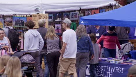 Puestos-De-Arte-Y-Transeúntes-En-El-Festival-Dogwood-En-El-Centro-De-Siloam-Springs,-Arkansas