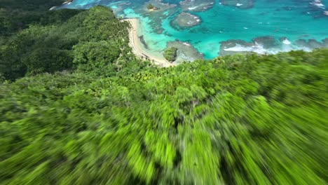 Epischer-Dynamischer-Fpv-Tauchgang-Zum-Abgelegenen-Tropischen-Strand-In-Der-Karibik,