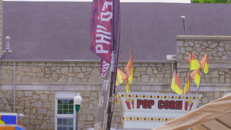 Pancartas-De-Plumas-Y-Banderas-Festivas-En-El-Festival-Dogwood-En-Arkansas