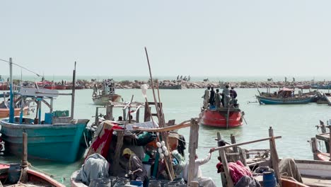 Barcos-De-Pesca-En-La-Playa-De-Damb-En-Baluchistán-En-Un-Día-Soleado