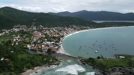 Drohnenflug-über-Natürlichem-Strand,-Tipp-Dos-Kampagnen,-Insel-Santa-Catarina,-Brasilien,-Strand-Von-Florianopolis,-Armacao