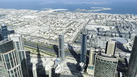 Disparo-Lento-De-Alejamiento-De-Los-Rascacielos-En-El-Centro-De-Dubái-Con-Vistas-Al-Agua
