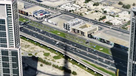 Zeitlupenaufnahme-Mit-Blick-Auf-Die-Scheich-Zayed-Straße-Mit-Dem-Schatten-Des-Burj-Khalifa-Auf-Der-Straße-In-Dubai