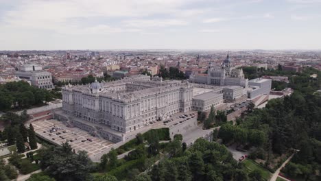 Palacio-Real-En-Impresionantes-Vistas-Aéreas,-Toma-Amplia