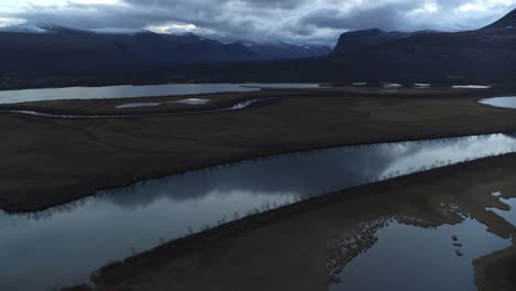 Überschwemmungsseen-Und-Flüsse-Schlängeln-Sich-Durch-Sumpflandschaft-Und-Spiegeln-Den-Himmel,-Lappland-Schweden