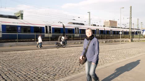Tren-Regional-Pasando-Con-Lugareños-Caminando-Sobre-Pavimento-Adoquinado-Junto-Al-Puente-Hohenzollern-En-Colonia