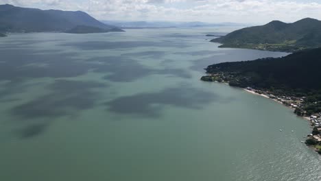 Panorama-Luftaufnahme-Der-Atemberaubenden-Meereslandschaft-Auf-Der-Insel-Santa-Catarina-In-Florianopolis,-Brasilien