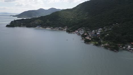 Südteil-Der-Insel-Santa-Catarina-Mit-Luftaufnahmen-Von-Abgelegenen,-Isolierten-Dörfern