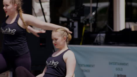 Dos-Bailarinas-Entreteniendo-A-La-Audiencia-En-El-Festival-Dogwood-En-El-Centro-De-Siloam-Springs,-Arkansas