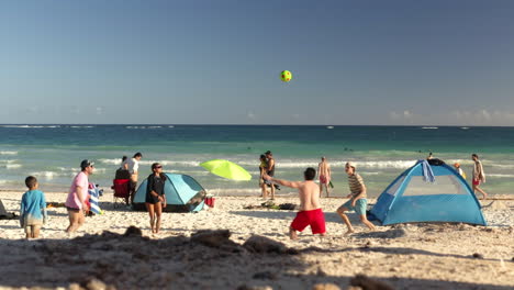 Familia-Disfrutando-Del-Soleado-Día-De-Verano-En-La-Playa-Mexicana,-Jugando-Voleibol