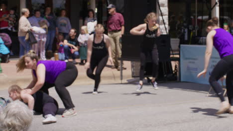 Niñas-Bailando-Bajo-La-Luz-Del-Sol-En-El-Festival-Dogwood-En-Siloam-Springs,-Arkansas.