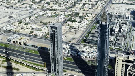 Toma-En-Cámara-Lenta-Mirando-Por-Encima-De-La-Calle-Sheik-Zayed-Desde-Un-Edificio-Alto