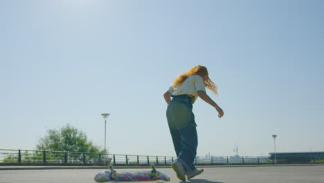 Skateboarderin-Versagt-Beim-Skateboard-Trick-In-Zeitlupe-Im-Urbanen-Sport