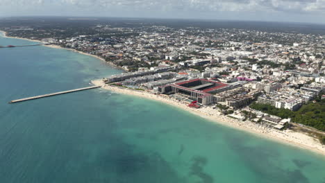 Caribbean-coastline-with-piers-and-Playa-del-Carmen-city-area,-Mexico