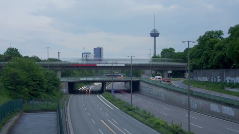 Verkehrsfluss-Und-Kölner-Skyline