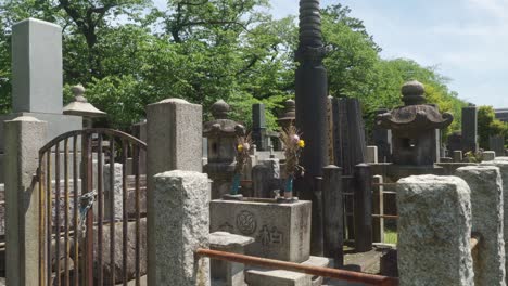 Tumba-Vieja-En-El-Cementerio-De-Yanaka-En-Tokio,-Japón
