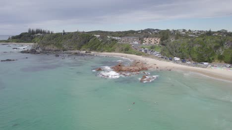 Surf-En-Flynns-Beach---Playa-De-Arena-Relajada-Para-Surfistas-Novatos-En-Port-Macquarie,-Nsw,-Australia