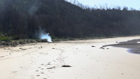 Ein-Abgelegener,-Einsamer-Strand-Mit-Lagerfeuerrauch-In-Der-Ferne-In-Victoria,-Australien
