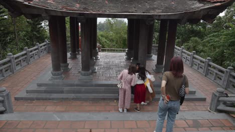 Turistas-En-El-Templo-Budista-De-La-Pagoda-Van-Son-En-Con-Dao,-Ba-Ria---Vung-Tau,-Vietnam