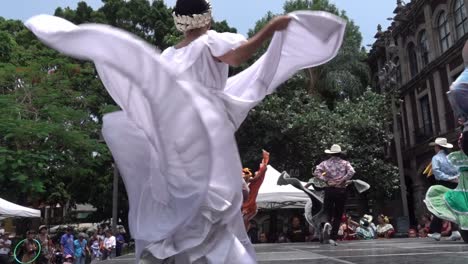 Niños-De-Diferentes-Edades-Bailando-Danza-Folklórica-Mexicana.