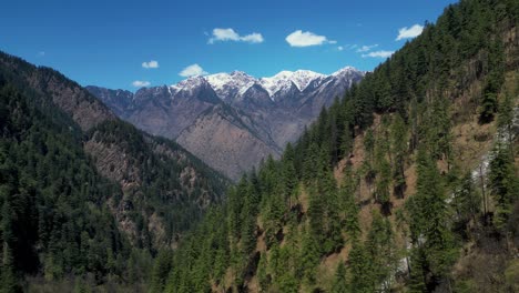 Indian-Himalayas---A-beautiful-landscape-of-a-range-of-Mountains-in-Kasol,-Himachal-Pradesh