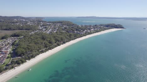 Shoal-Bay-Beach-Und-Blaues-Meer---Vorort-In-Port-Stephens,-New-South-Wales,-Australien