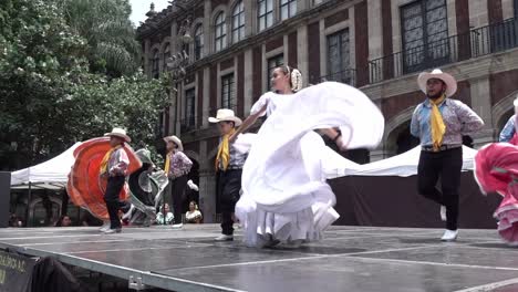 Parejas-De-Bailarines-Mexicanos-Bailando-Música-Folklórica-Mexicana