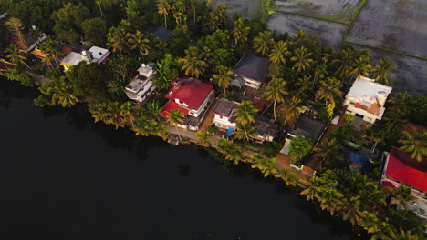 Villas-Costeras-En-La-Ciudad-Tropical-De-Alappuzha-En-El-Mar-Laccadive,-Estado-De-Kerala,-En-El-Sur-De-La-India