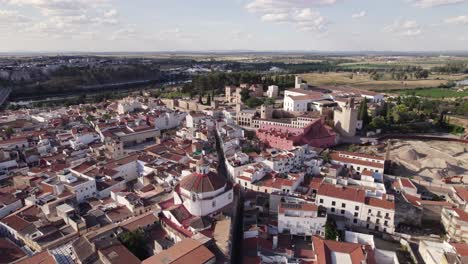 Spanish-neighborhood-with-moorish-fortress,-vast-horizon