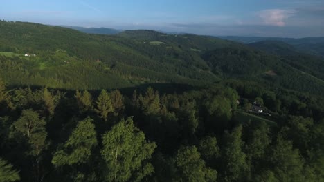 Atemberaubende-Berge-Voller-Grüner-Bäume-Mit-Einem-Blauen-Himmel-Im-Hintergrund-Im-Sommer