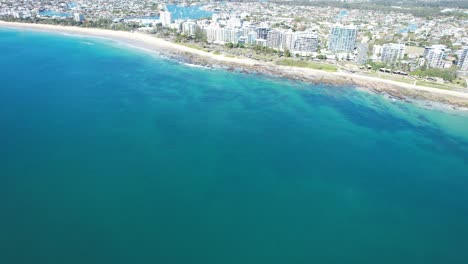 Luftaufnahme-Des-Ruhigen-Blauen-Meeres-Und-Des-Strandes-Und-Vororts-Von-Mooloolaba-An-Der-Sunshine-Coast,-Queensland,-Australien