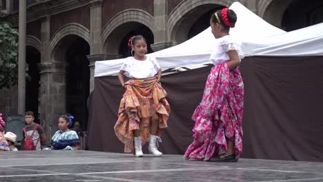 Chicas-Bailando-Preparándose-Para-La-Danza-Folclórica-Mexicana.