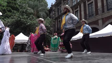 Bailarines-Folclóricos-Mexicanos-Haciendo-Juego-De-Pies-Mientras-Bailan