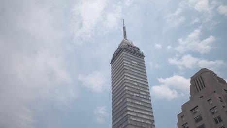 Vista-Hacia-Arriba-De-La-Torre-Latinoamericana,-Un-Rascacielos-En-El-Centro-De-La-Ciudad-De-México