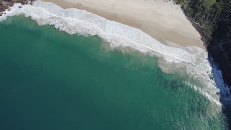 Sandy-Cove-Zenith-Beach-Con-Olas-De-Surf-En-Shoal-Bay,-Nueva-Gales-Del-Sur,-Australia