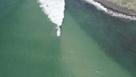 Gente-Surfeando-En-La-Playa-Cerca-Del-Parque-Nacional-Burleigh-Heads-En-Queensland,-Australia---Toma-Aérea-De-Drones