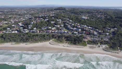 Häuser-Am-Meer-Und-Leuchtturmstrand-In-Port-Macquarie,-New-South-Wales,-Australien