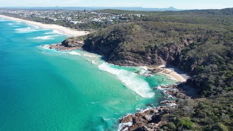 Turquoise-Blue-Water-Of-Ocean-Crashing-On-Rocky-Coastline-Of-Beach-In-Sunshine-Beach,-Noosa-Heads,-QLD,-Austalia