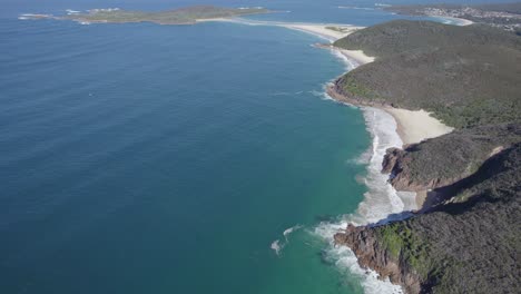 Playa-Cenital-Con-Océano-Turquesa-En-El-Parque-Nacional-Tomaree,-Australia---Toma-Aérea-De-Drones