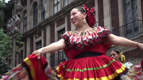 Bailarina-Mexicana-Moviendo-Su-Vestido-Al-Son-De-La-Música-Folklórica